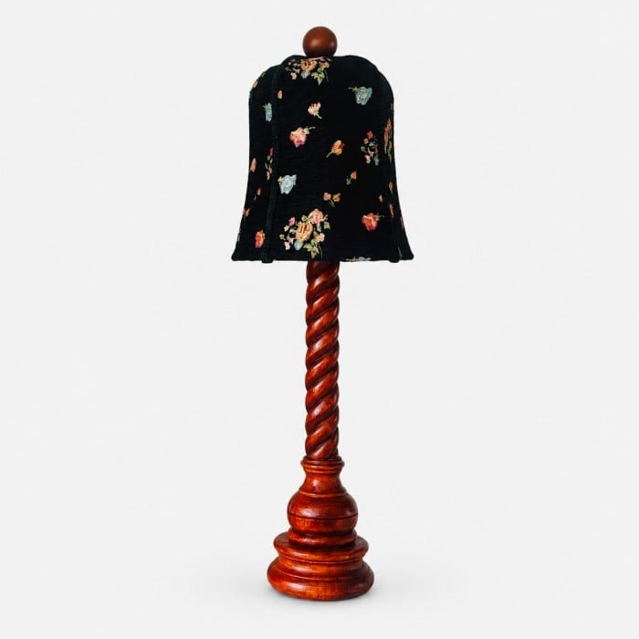 Tafellamp HL4560 met bloemenprint van stof en houtsnijwerk.
