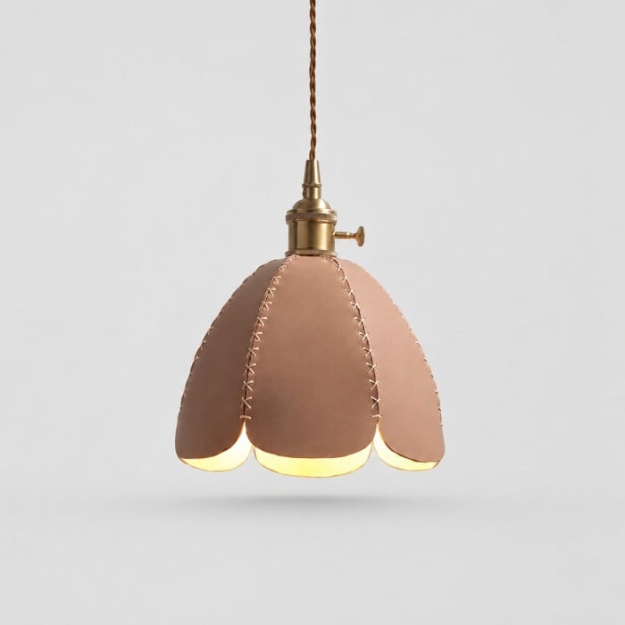 Hanglamp met leren bloemblaadjes en antiek messing beslag HL4534