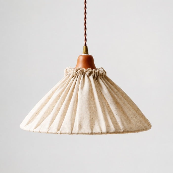 Hanglamp van natuurlijk linnen met plooien en houten fittingkap HL4456