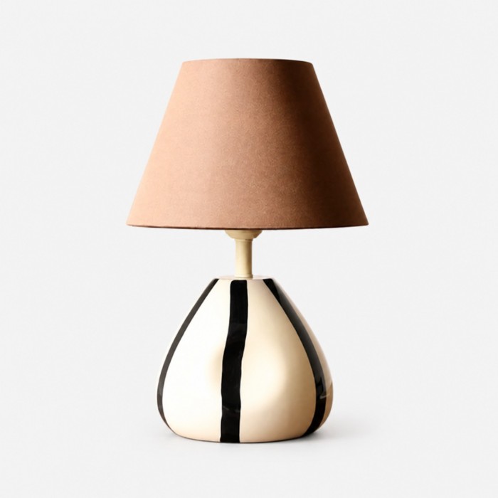 Sculpturale gestreepte keramische tafellamp met stoffen kap HL4341