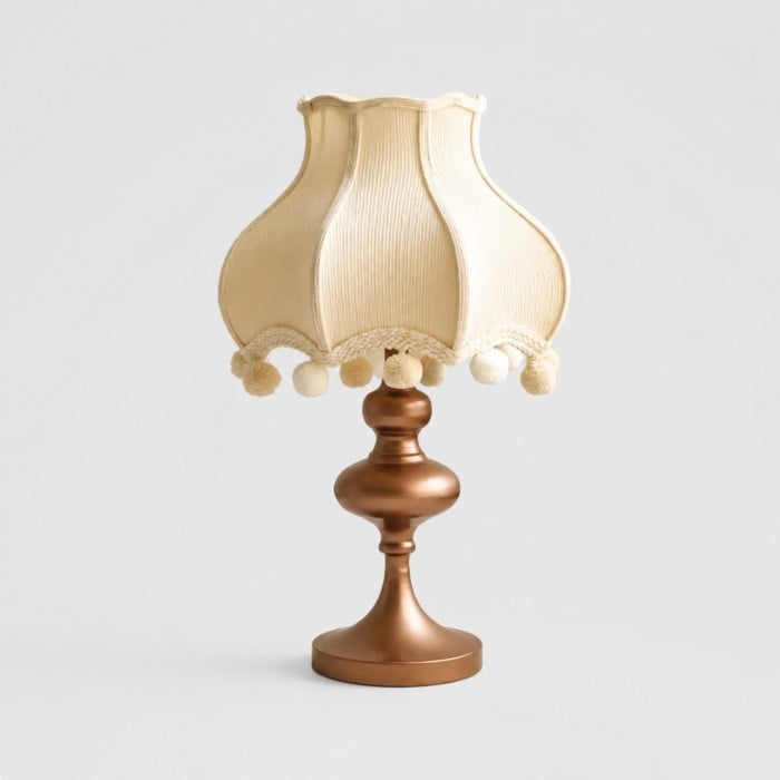 Lampe de table vintage en tissu crème à pompons HL4465