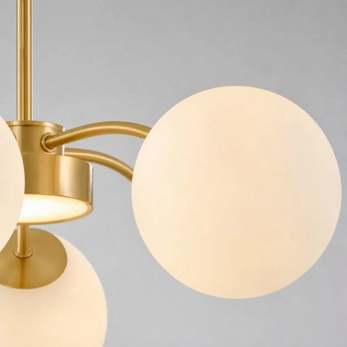 Moderne kroonluchter met bolvormige kap van melkglas HL4207