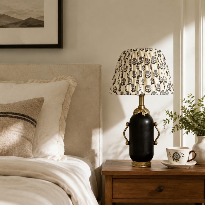 Vintage tafellamp met geplooide kap en bloemenmotief HL4566