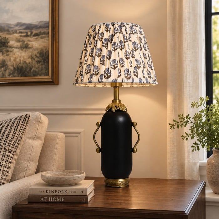 Vintage tafellamp met geplooide kap en bloemenmotief HL4566