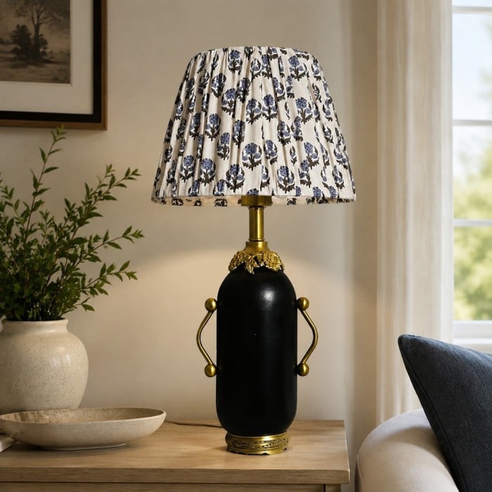 Vintage tafellamp met geplooide kap en bloemenmotief HL4566