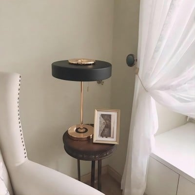 Nowoczesna metalowa lampa stołowa Revolve Disc Nowoczesna metalowa lampa stołowa Revolve Disc