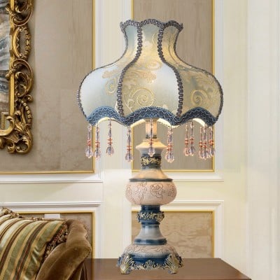 Lámpara de mesa con base de jarrón tallado y pantalla floral HL878 Lámpara de mesa con base de jarrón tallado y pantalla floral HL878