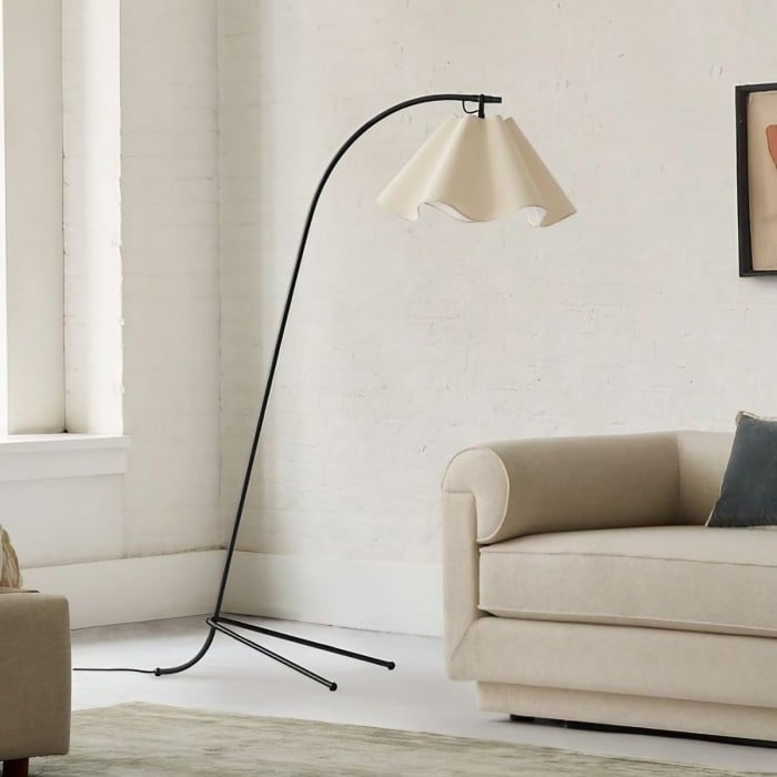 Lampa podłogowa Oslan z abażurem falistym – nowoczesne oświetlenie z podstawą łukową HL1600 Lampa podłogowa Oslan z abażurem falistym – nowoczesne oświetlenie z podstawą łukową HL1600