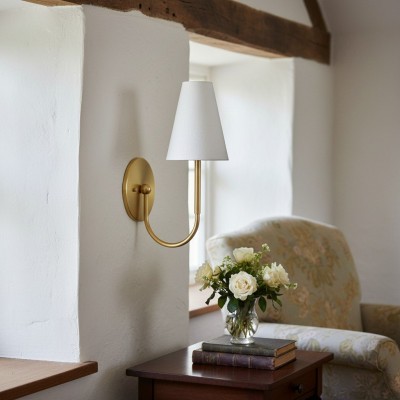 Traditionelle Wandleuchte der Curva Metal Collection – Messing-Finish mit Schirm HL1761