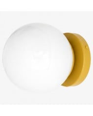 Kinkiet Glorica Glass – matowa kula świetlna z mosiężną oprawą HL1757