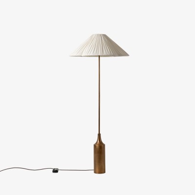 Lindi - Stehlampe aus gealtertem Messing und Leinen mit Wellenkante HL1801