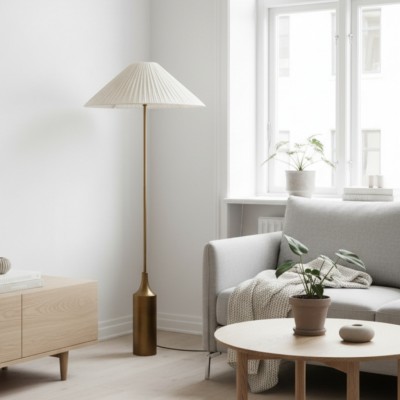 Lindi - Stehlampe aus gealtertem Messing und Leinen mit Wellenkante HL1801