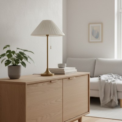 Lindi - Tischlampe aus gealtertem Messing und gewelltem Leinen HL1802