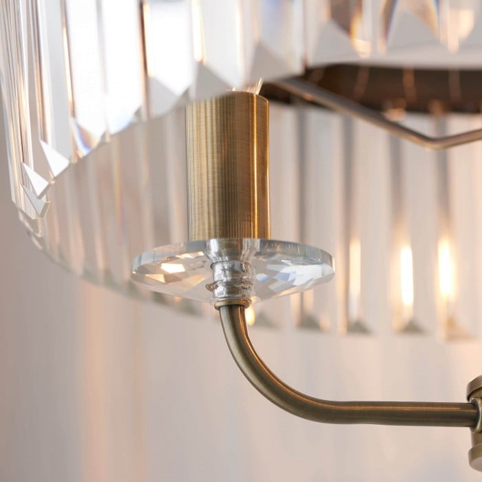 Lampadaire rond Beveline à 3 lumières - Abat-jour en verre taillé à facettes, finition métal classique, idéal pour le salon