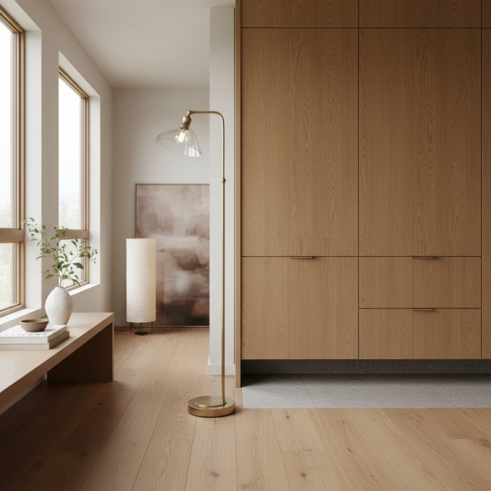 Lampadaire Art Déco Clarione avec abat-jour en verre transparent et base en métal HL2096