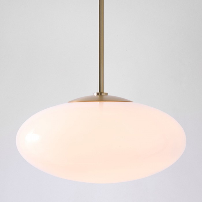 De elegante ovale hanglamp Ovalitus zorgt voor sfeerverlichting boven het keukeneiland (HL2264).