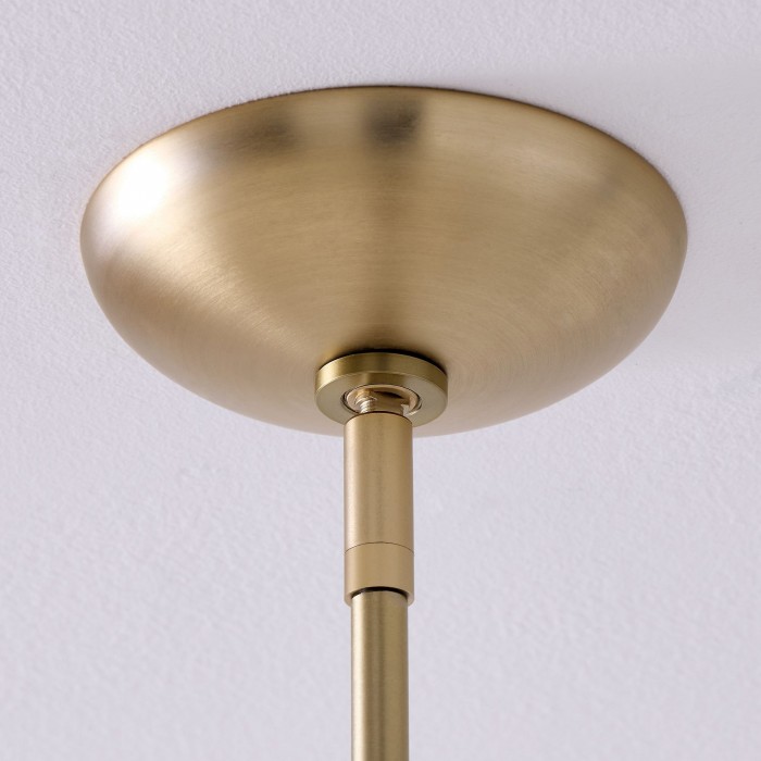 De elegante ovale hanglamp Ovalitus zorgt voor sfeerverlichting boven het keukeneiland (HL2264).