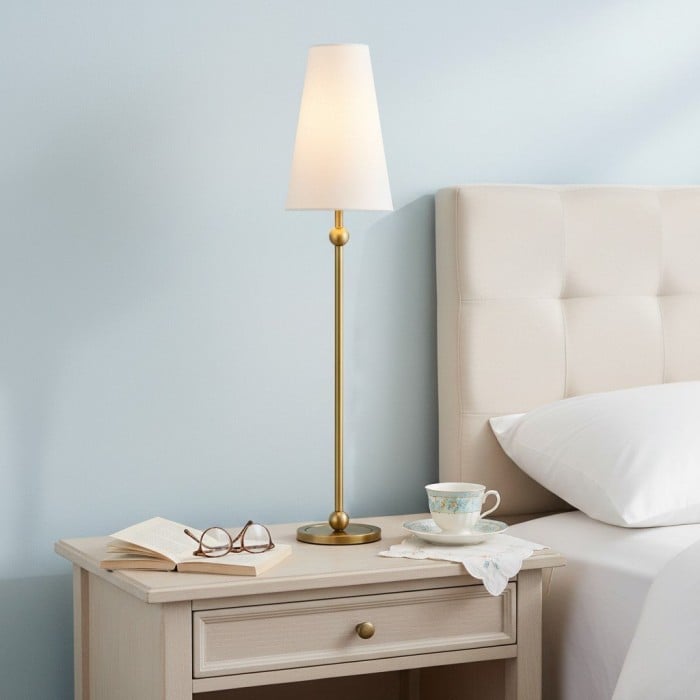 Serena järnbordslampa - Rena linjer och en mjuk linneskärm för hemmakontoret eller sängkanten HL1980