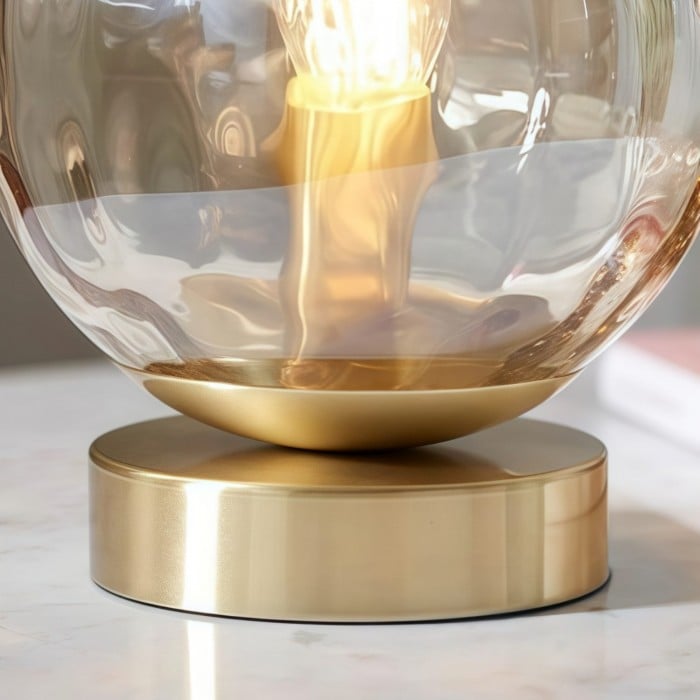 Tracian Modern Dimple Globe Lamp – mosiężna lampa dekoracyjna do sypialni lub salonu HL2250