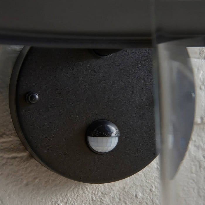 Applique da parete con braccio arcuato Trevanta - Stile lanterna con sensore verniciato nero per piccoli spazi HL2094