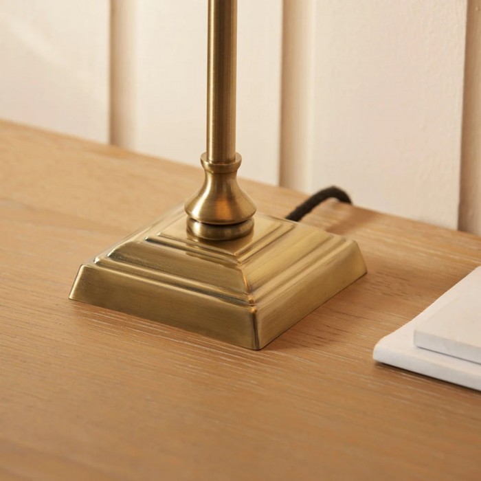 Lampa stołowa Zevatik z wąską nóżką i lnianym abażurem do oświetlenia nocnego HL2198