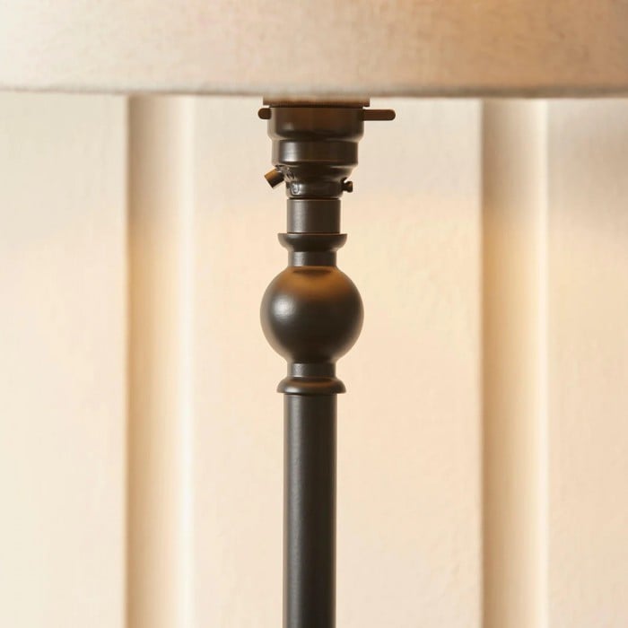 Lampa stołowa Zevatik z wąską nóżką i lnianym abażurem do oświetlenia nocnego HL2198