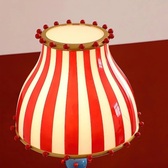 Lámpara de pie escultural Festilo Circus: diseño de arco curvo de metal para espacios habitables HL2307