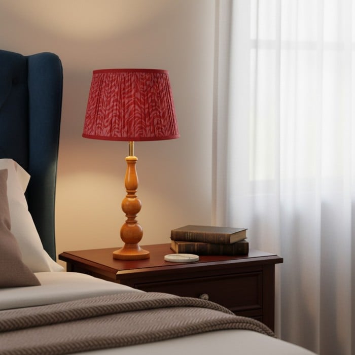 Lámpara de mesa Grainora con base de madera veteada y pantalla de tela para salas de estar HL2349