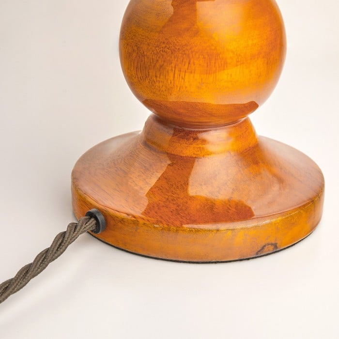 Lámpara de mesa Grainora con base de madera veteada y pantalla de tela para salas de estar HL2349