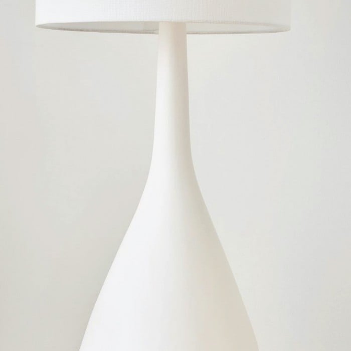 Lámpara de pie moderna de cerámica orgánica Lumera: forma escultural asimétrica e iluminación ambiental para dormitorio HL2288