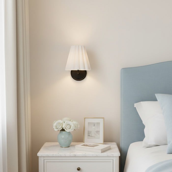 Ruffmeto stoffen wandlamp – met geplooide details op een sculpturaal metalen frame voor studeerkamer of hal HL2279