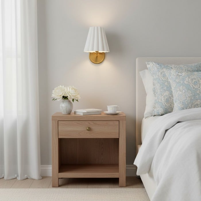 Ruffmeto stoffen wandlamp – met geplooide details op een sculpturaal metalen frame voor studeerkamer of hal HL2279