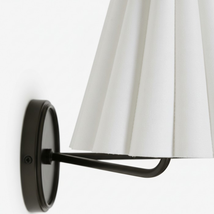 Ruffmeto stoffen wandlamp – met geplooide details op een sculpturaal metalen frame voor studeerkamer of hal HL2279