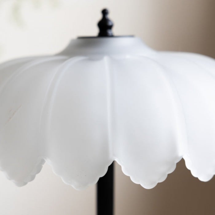 Aridia elegante tafellamp - slanke metalen voet en glazen kap voor moderne ruimtes HL2502