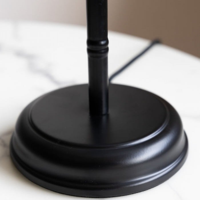 Aridia elegante tafellamp - slanke metalen voet en glazen kap voor moderne ruimtes HL2502