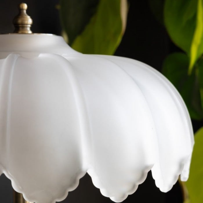 Aridia elegante tafellamp - slanke metalen voet en glazen kap voor moderne ruimtes HL2502