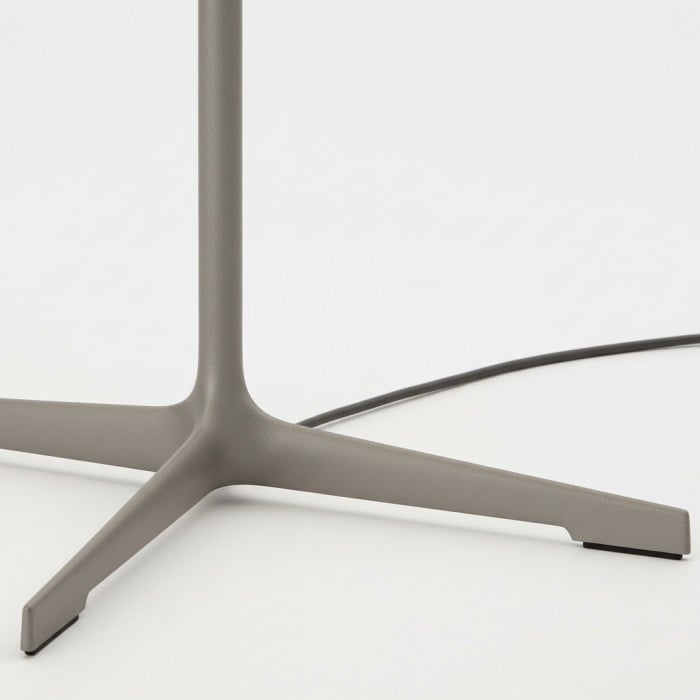 Delvara Moderne dekorative Tischleuchte - Schreibtischlampe mit Metallfuß und pergamentfarbenem Lampenschirm für den Nachttisch