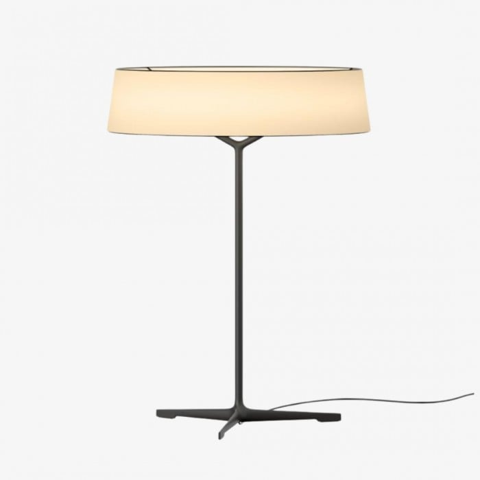 Delvara Moderne dekorative Tischleuchte - Schreibtischlampe mit Metallfuß und pergamentfarbenem Lampenschirm für den Nachttisch