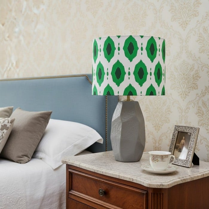 Lámpara de mesa escultural de cerámica Arivane – Lámpara de mesa decorativa con pantalla de tela para mesas auxiliares HL2517