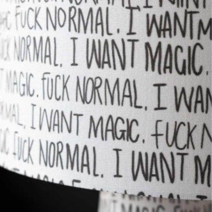 Lampa podłogowa Blendra Modern z abstrakcyjnym nadrukiem – stylowa oprawa o wyjątkowym wzornictwie do salonów i biur HL2526