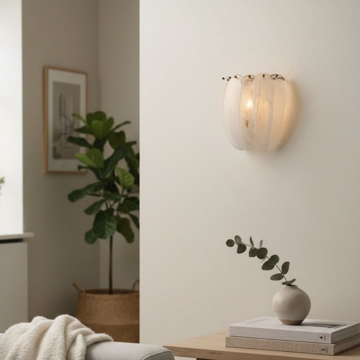 Kinkiet Velora Alabaste Tones z zakrzywionym szkłem – rzeźbiarski, elegancki metalowy detal do sypialni lub przedpokoju HL2520