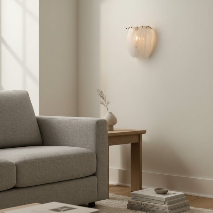 Kinkiet Velora Alabaste Tones z zakrzywionym szkłem – rzeźbiarski, elegancki metalowy detal do sypialni lub przedpokoju HL2520