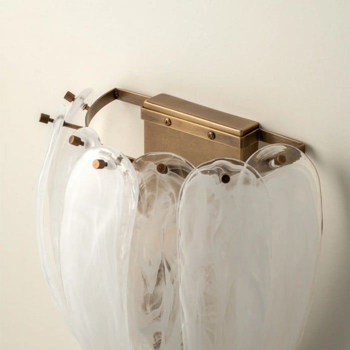 Kinkiet Velora Alabaste Tones z zakrzywionym szkłem – rzeźbiarski, elegancki metalowy detal do sypialni lub przedpokoju HL2520