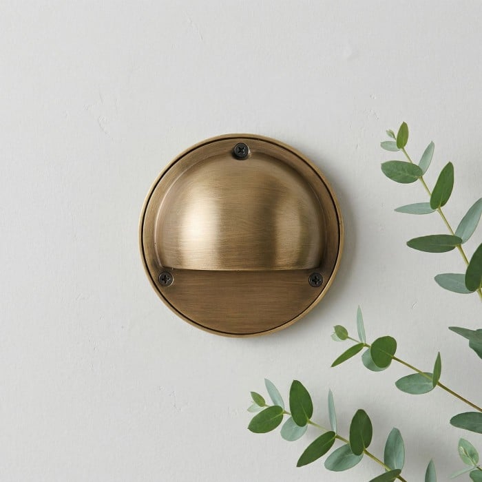 Lámpara de pared industrial Ardelume de latón - Aplique minimalista de metal envejecido para interiores, ideal para dormitorio