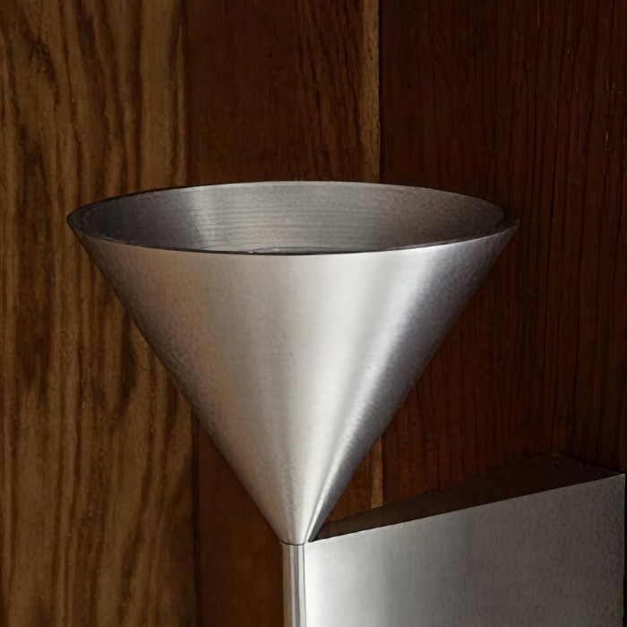 Lámpara de pared cónica de metal Metorq - Iluminación decorativa minimalista de diseño geométrico para pasillo HL2550