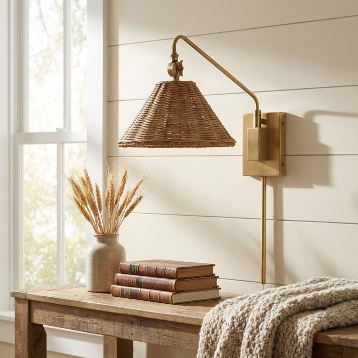 Aplique de pared de ratán con brazo oscilante Welanery - Lámpara de estilo rústico para lectura junto a la cama HL2535