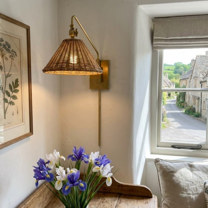 Aplique de pared de ratán con brazo oscilante Welanery - Lámpara de estilo rústico para lectura junto a la cama HL2535