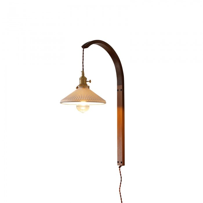 Gebogen walnootkleurige keramische wandlamp met stekker HL3051