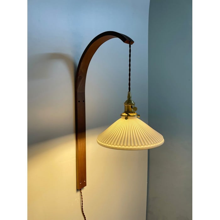 Gebogen walnootkleurige keramische wandlamp met stekker HL3051