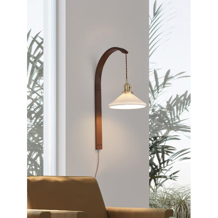 Gebogen walnootkleurige keramische wandlamp met stekker HL3051